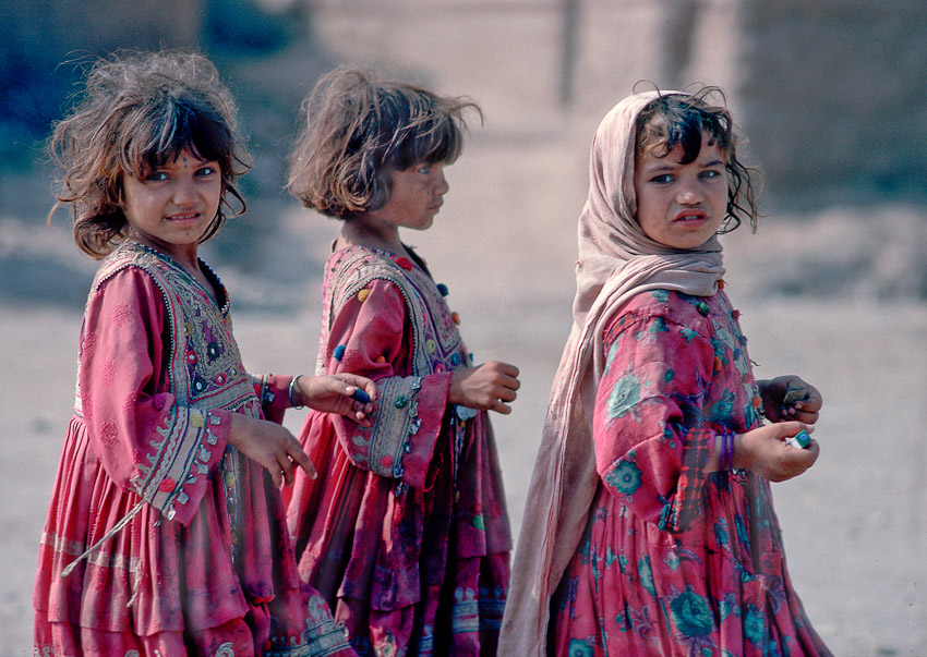 Afghan refugee girls (1)